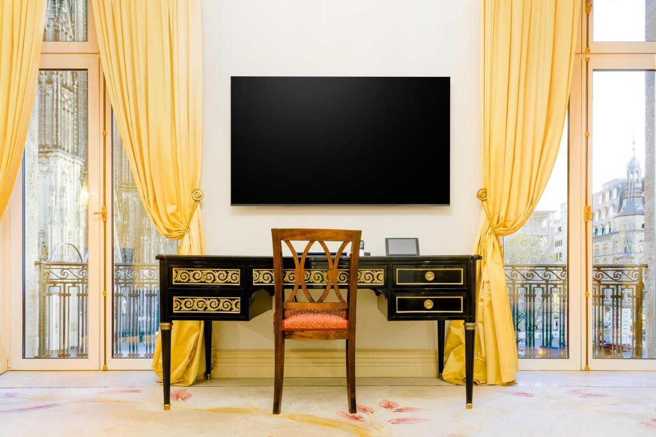 Excelsior Hotel Ernst Am Dom Kolín nad Rýnem Exteriér fotografie A flat-screen television mounted on a wall