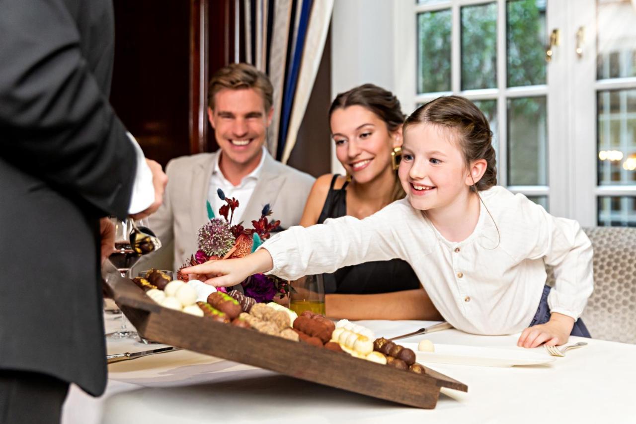 Excelsior Hotel Ernst Am Dom Kolín nad Rýnem Exteriér fotografie A family at a restaurant