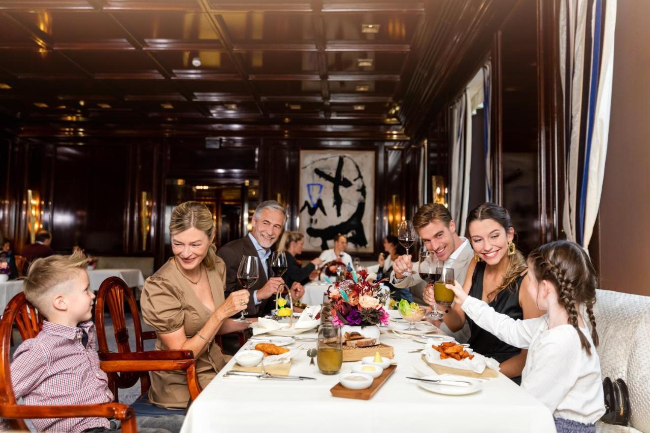 Excelsior Hotel Ernst Am Dom Kolín nad Rýnem Exteriér fotografie Family dining at the restaurant