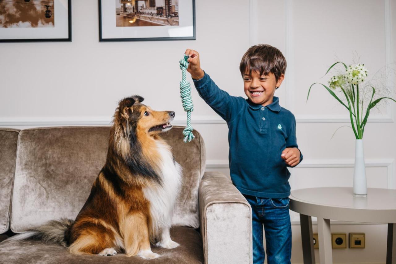Excelsior Hotel Ernst Am Dom Kolín nad Rýnem Exteriér fotografie A child with a dog