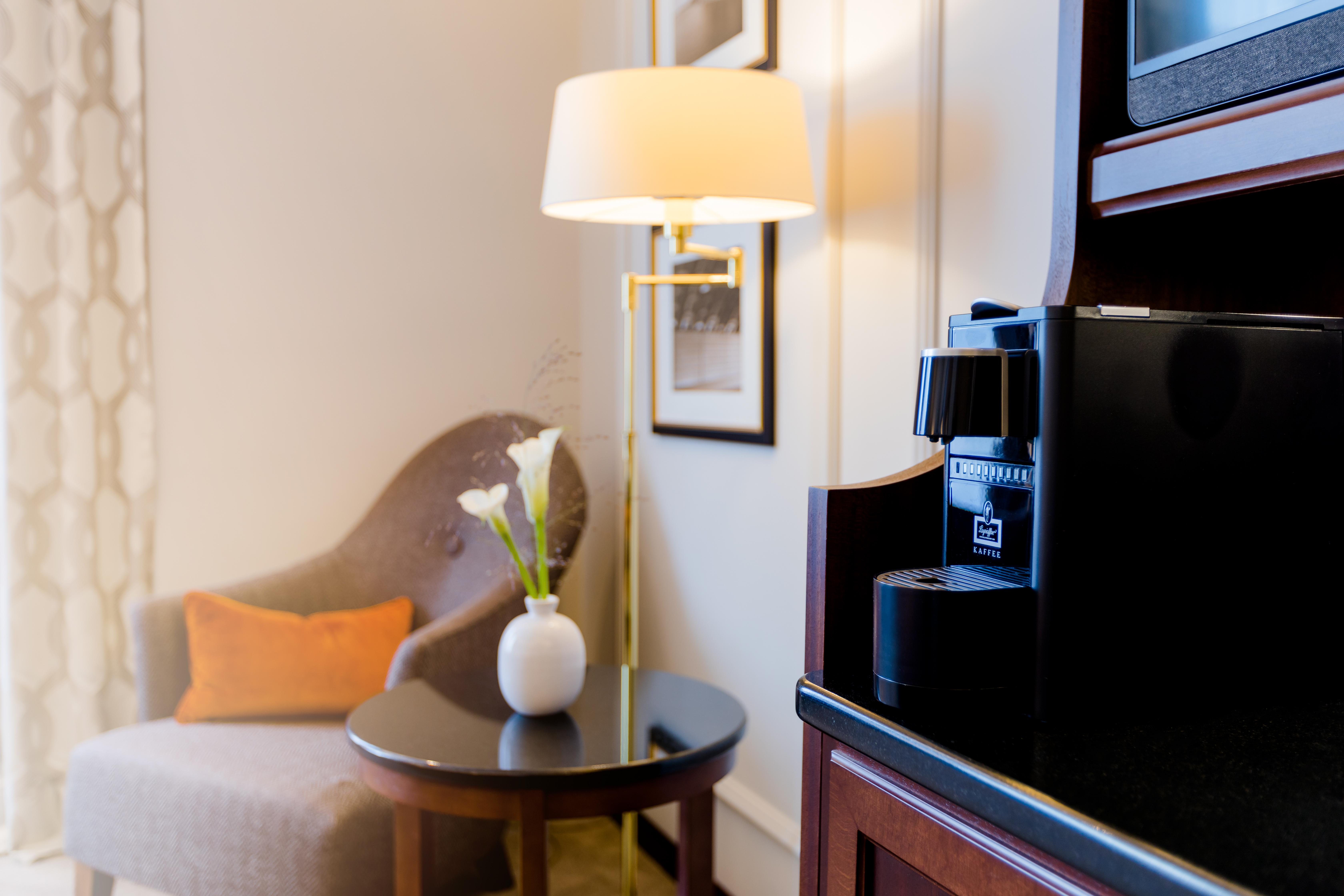 Excelsior Hotel Ernst Am Dom Kolín nad Rýnem Exteriér fotografie A Nespresso machine in a hotel room