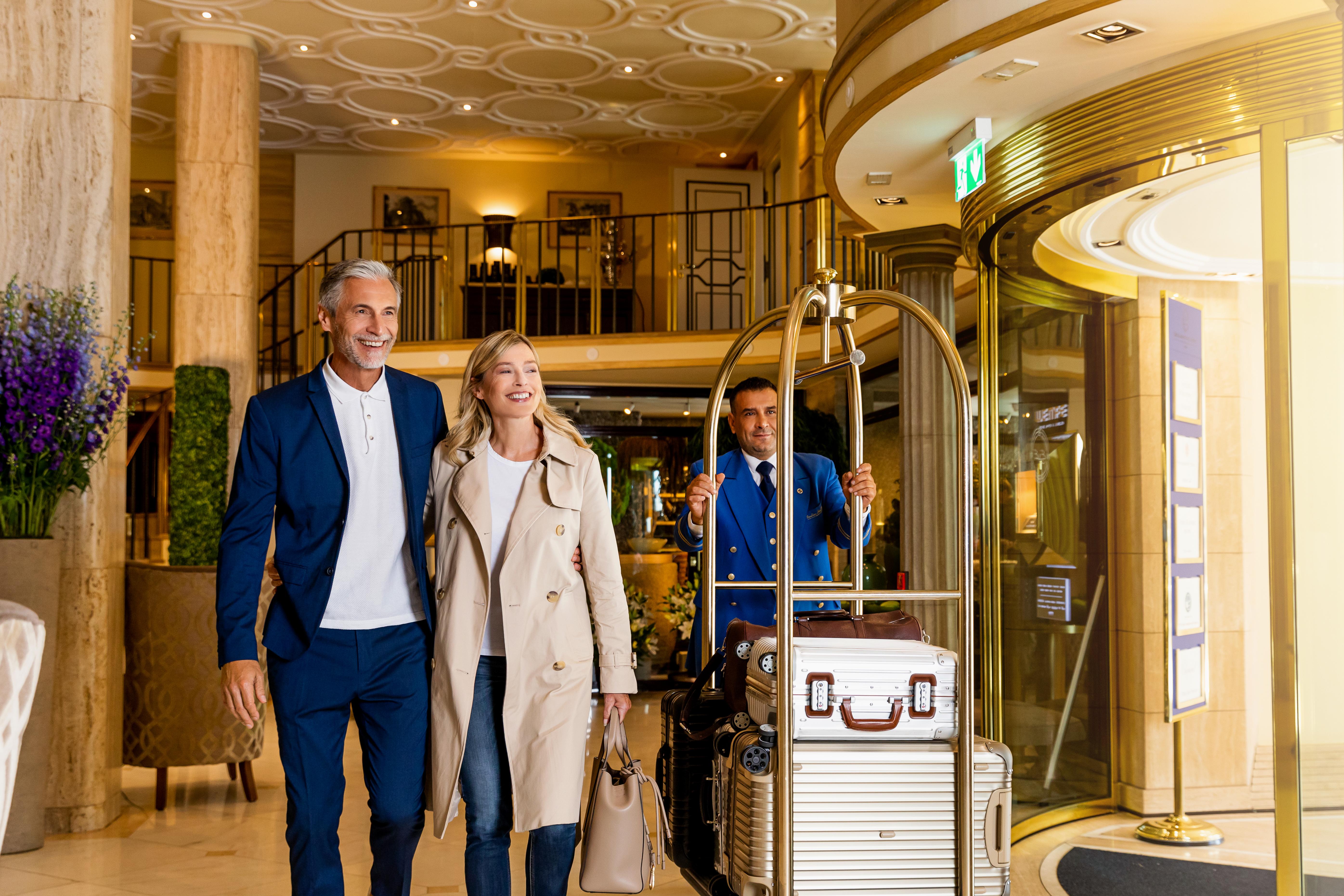 Excelsior Hotel Ernst Am Dom Kolín nad Rýnem Exteriér fotografie A bellboy pushing a luggage cart